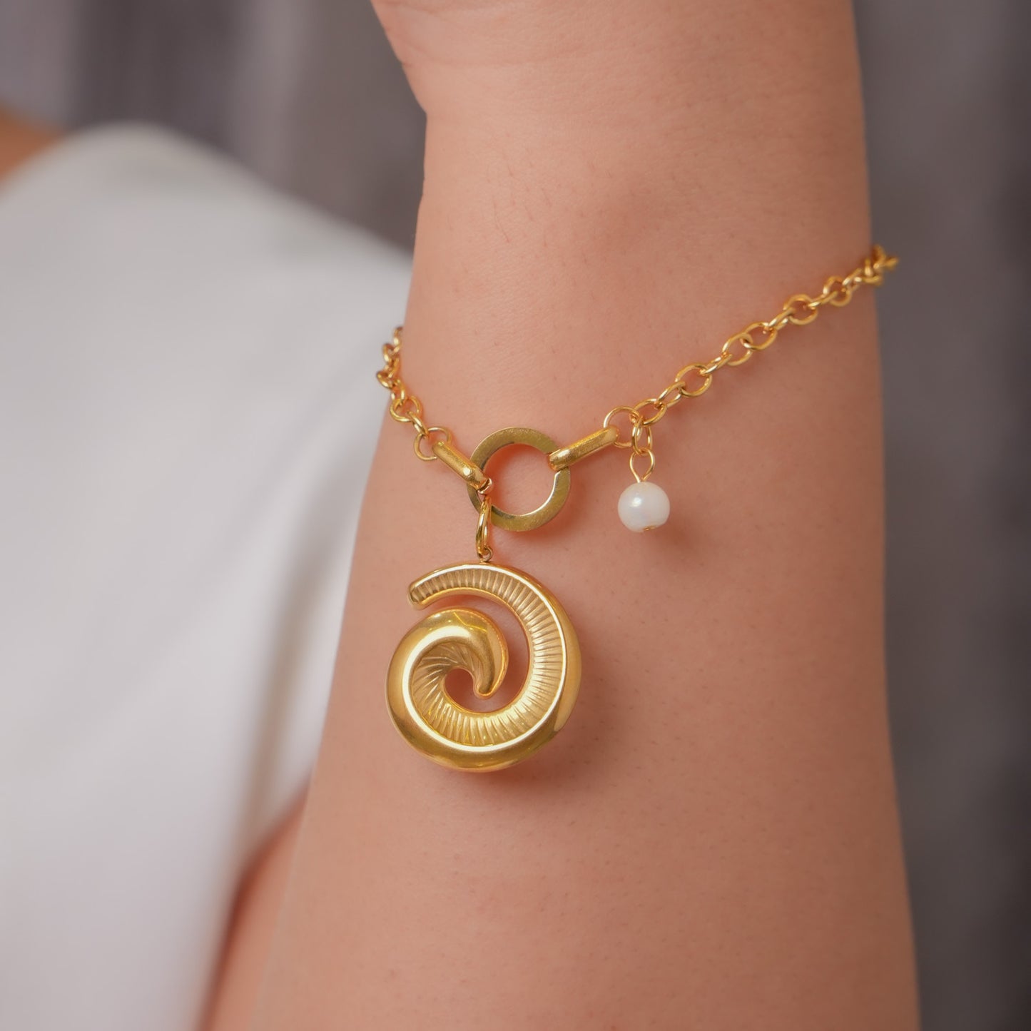 Shell Curve Luxe Bracelet