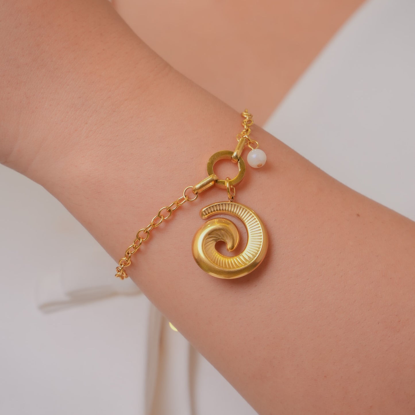Shell Curve Luxe Bracelet