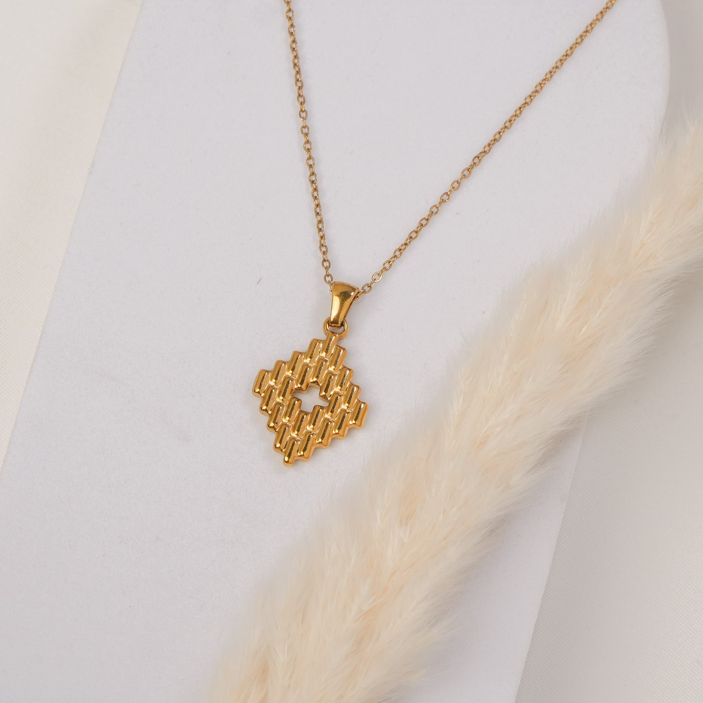 Zuvio Pendant Necklace