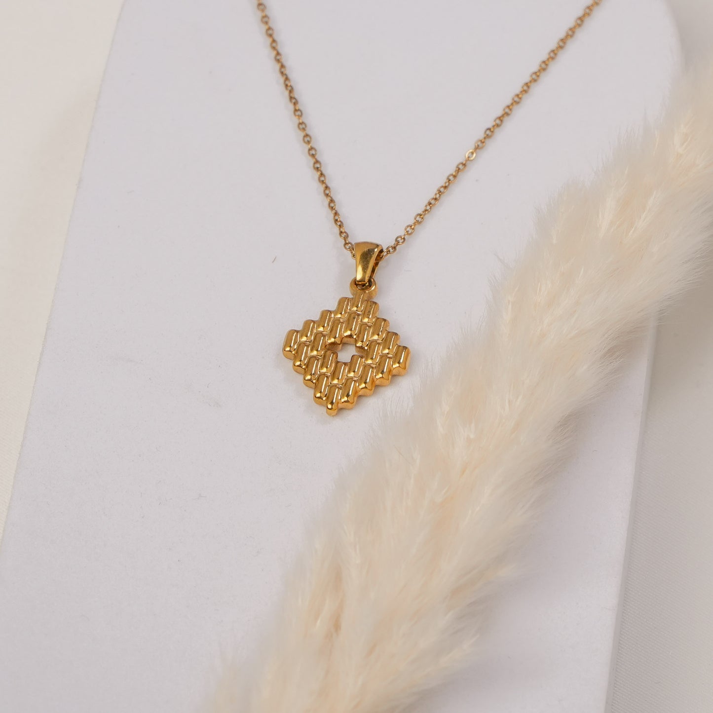 Zuvio Pendant Necklace