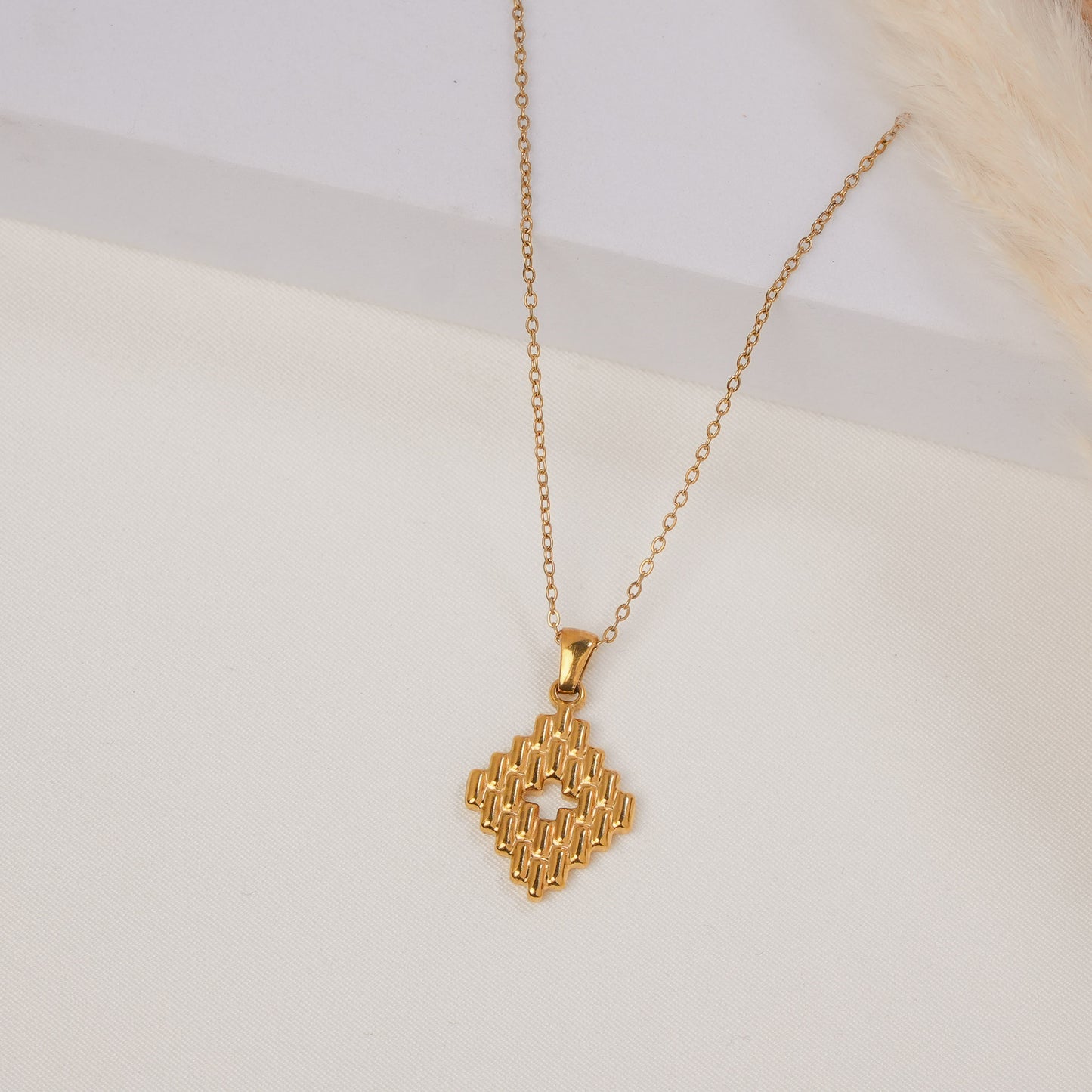 Zuvio Pendant Necklace