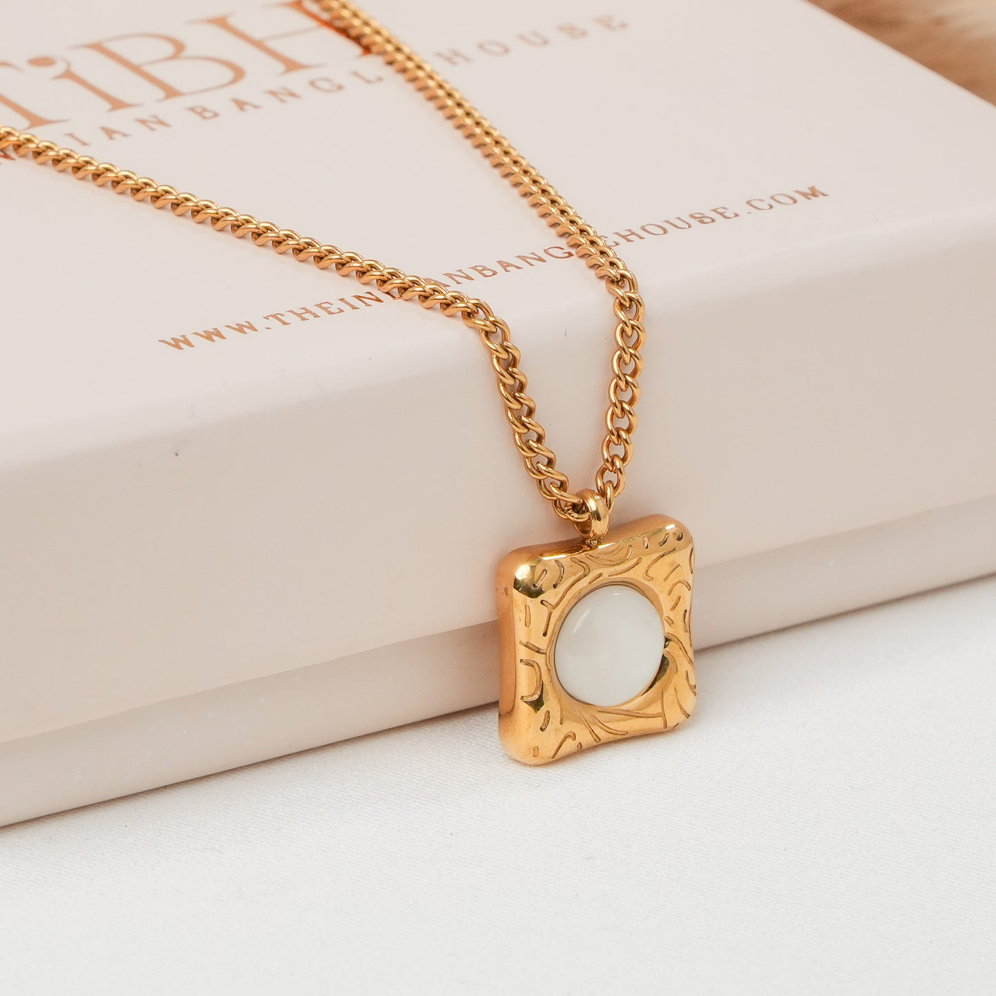 Daisy Pendant Necklace