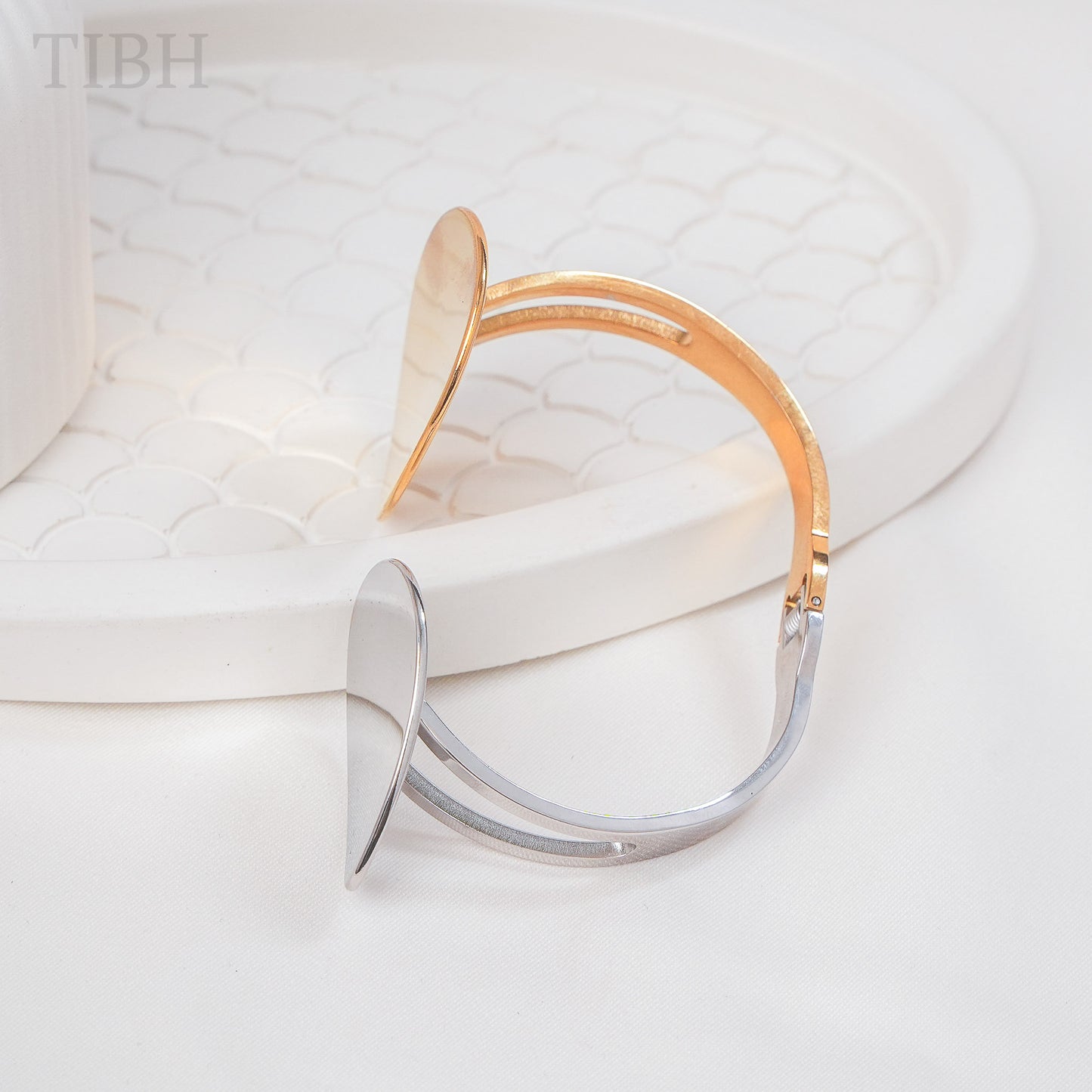 Nysa Clasp Bracelet