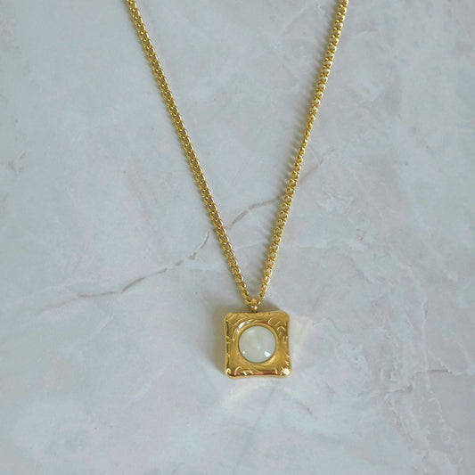 Daisy Pendant Necklace