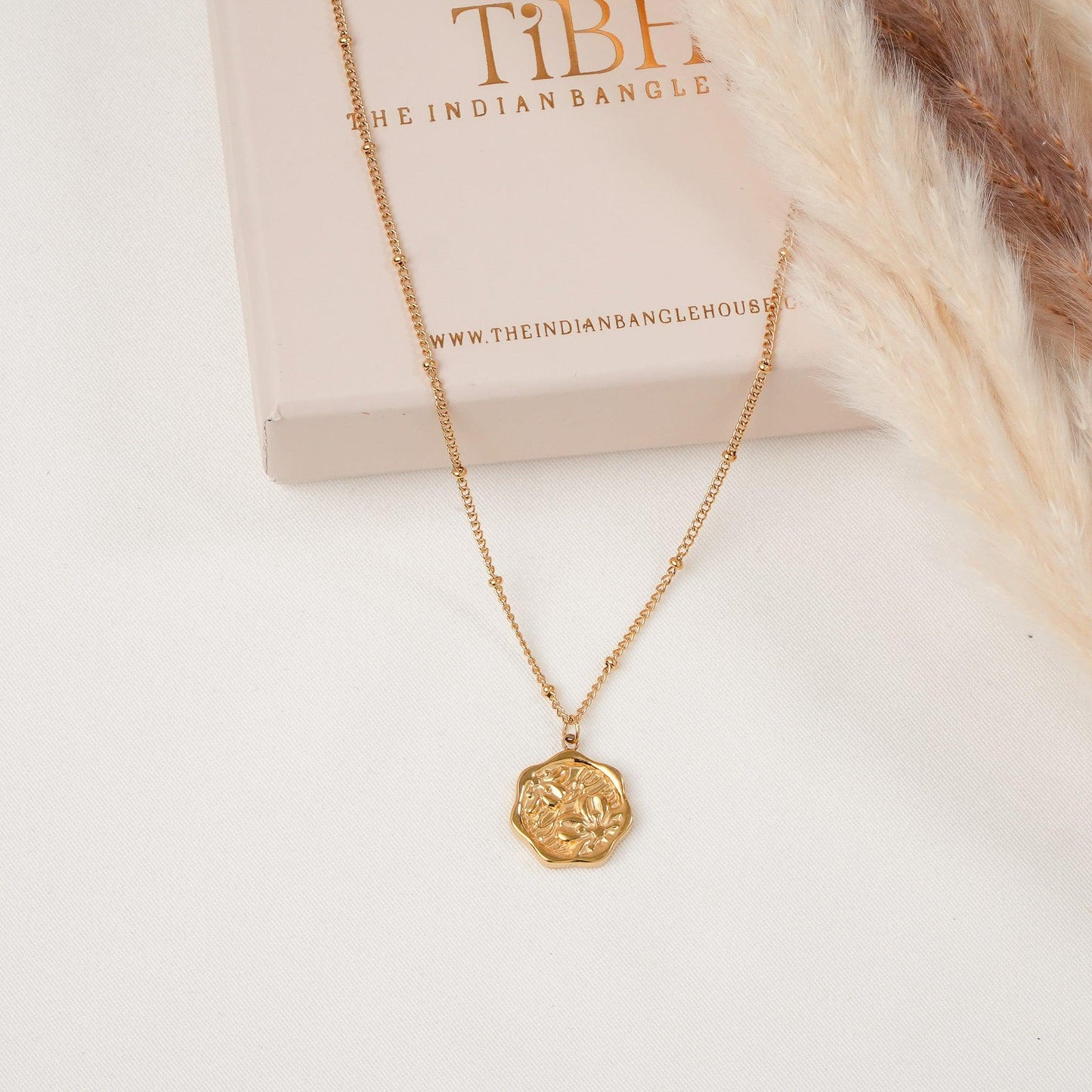 Elara Pendant Necklace