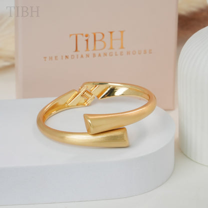 Rivya Brushed Gold Barcelet