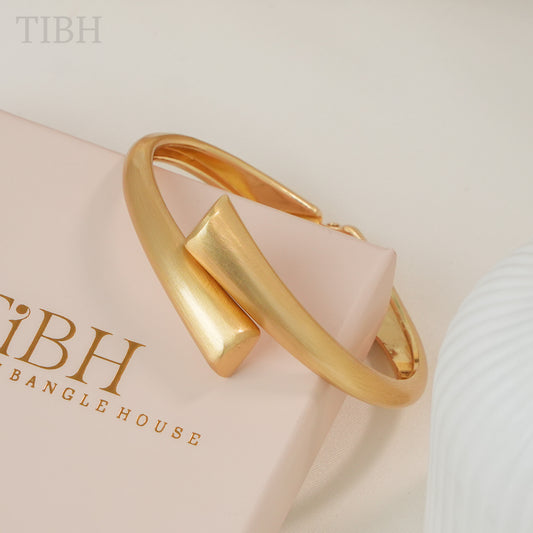 Rivya Brushed Gold Barcelet
