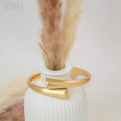 Rivya Brushed Gold Barcelet